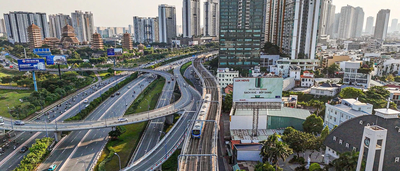 Tuyến metro số 1 chạy dọc xa lộ Hà Nội giữa các khu cao tầng TP.HCM