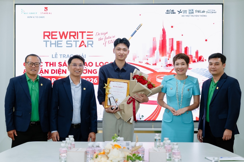 Ban Lãnh đạo Tập đoàn KLC Group/ Tập đoàn Star Group/ KLC Media trao giải cho thí sinh xuất sắc nhất cuộc thi