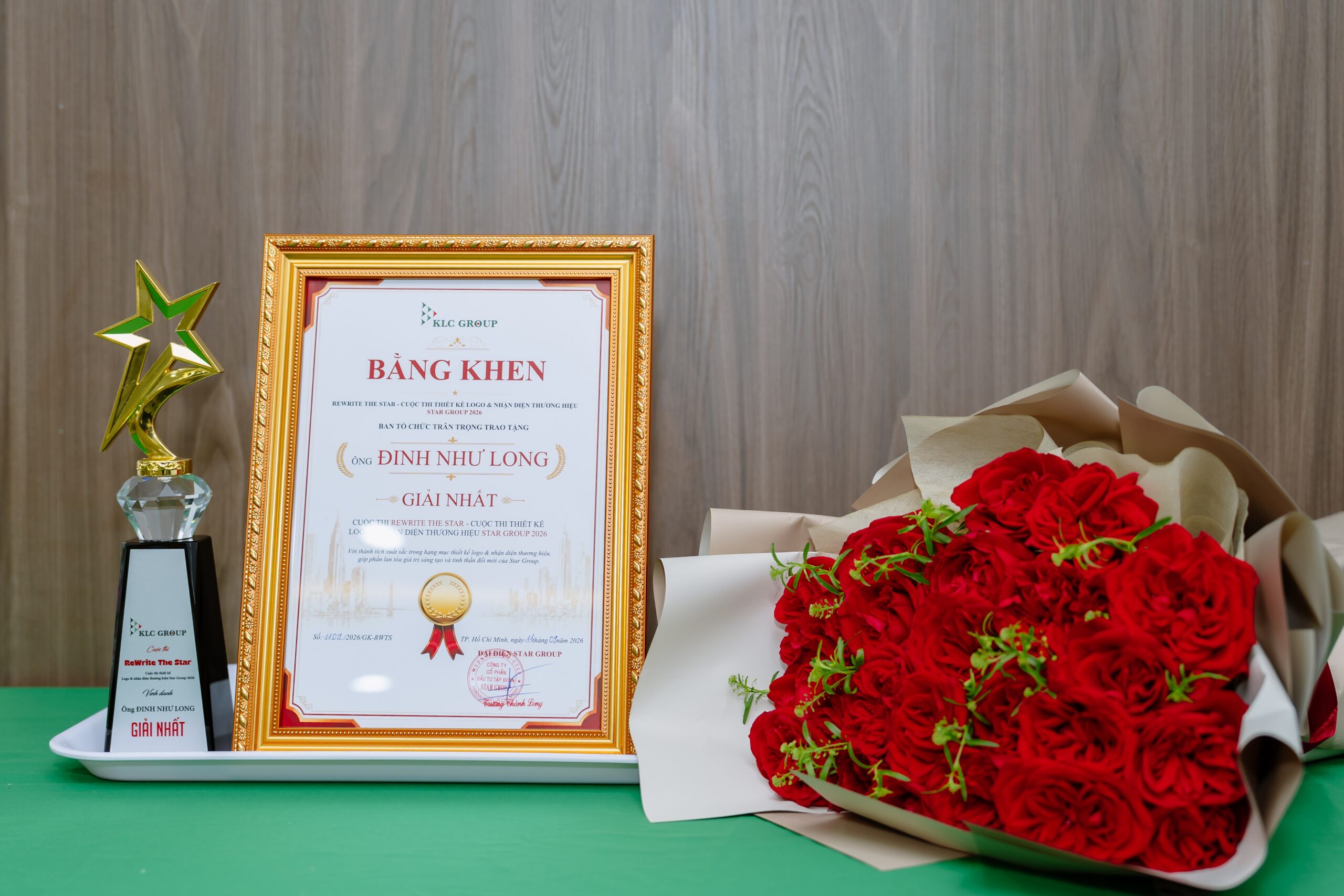 Cúp vinh danh và bằng khen chứng nhận cho quán quân của cuộc thi