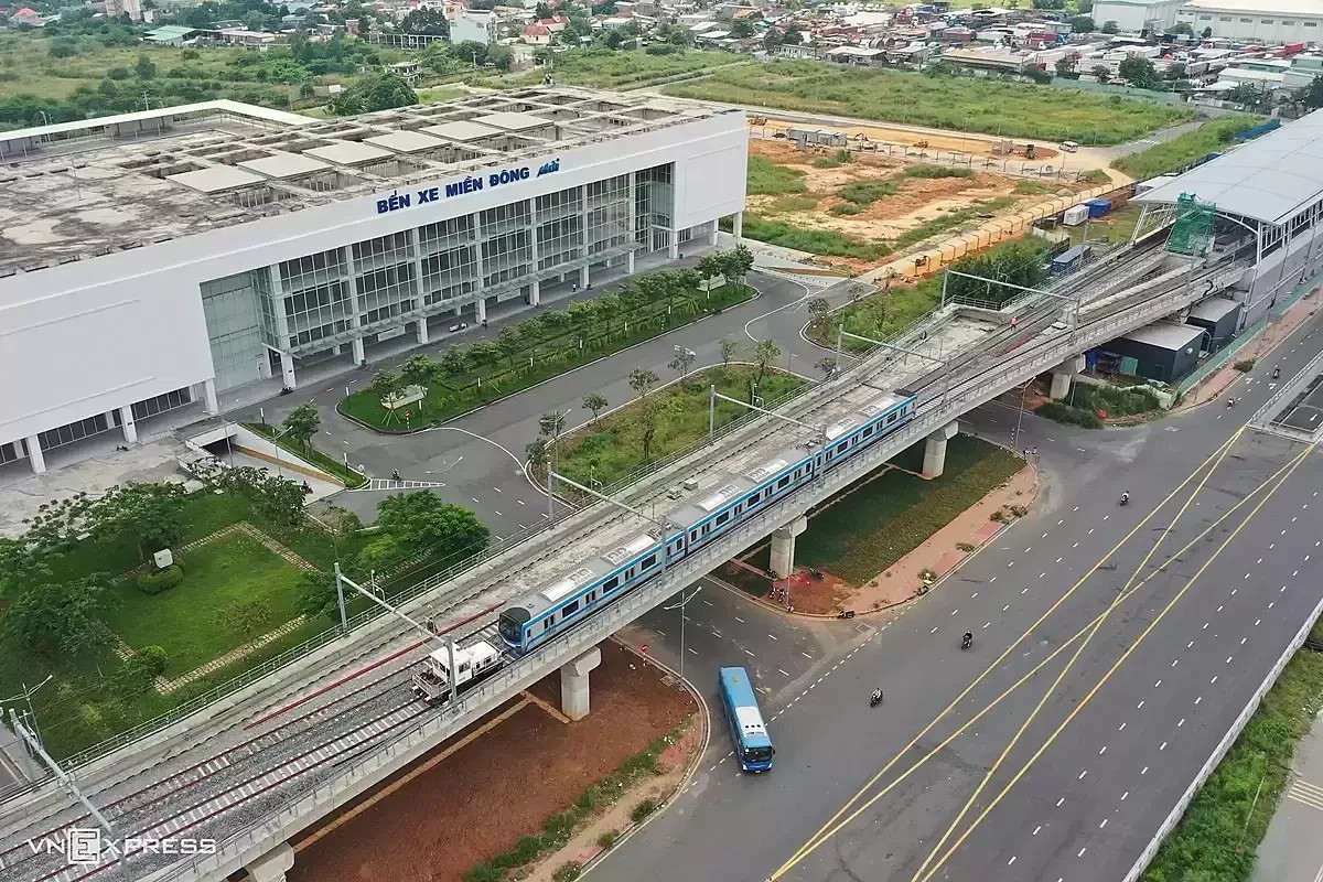 Đoàn tàu metro Bến Thành - Suối Tiên chạy gần depot Long Bình, TP HCM