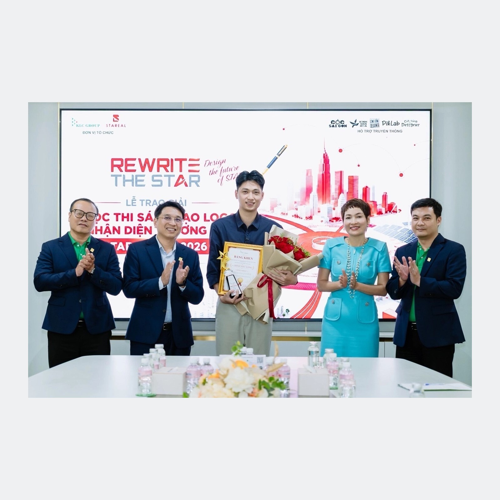 Lãnh đạo KLC Group và Star Group trao giải quán quân ReWrite The Star 2026