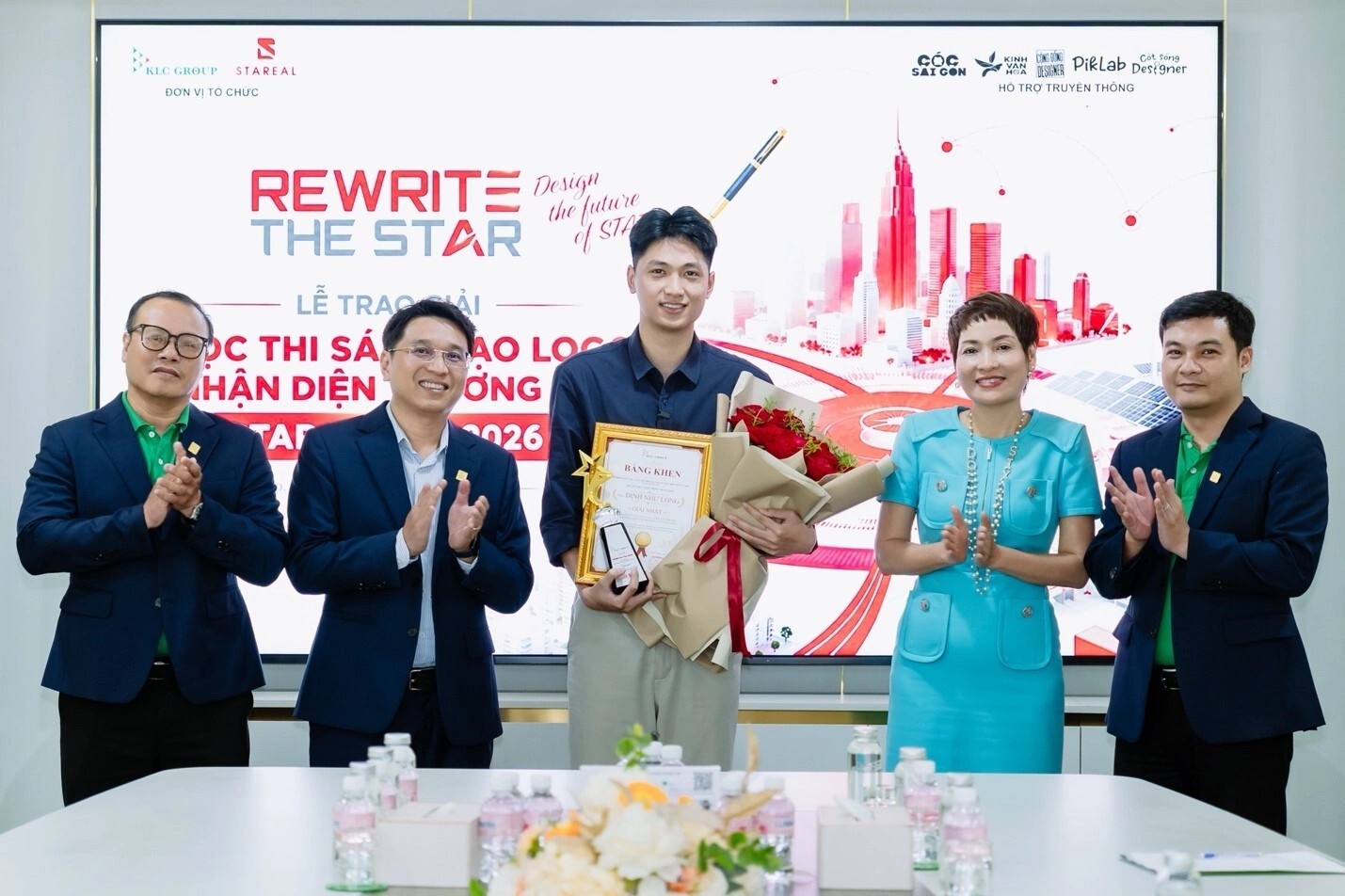 Lãnh đạo KLC Group và Star Group trao giải quán quân ReWrite The Star 2026
