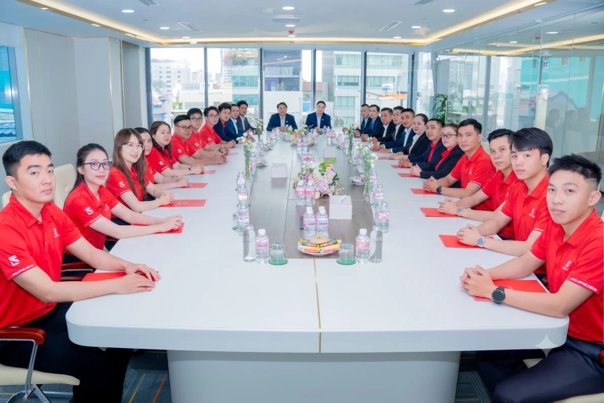 Star Group trong một buổi họp công ty