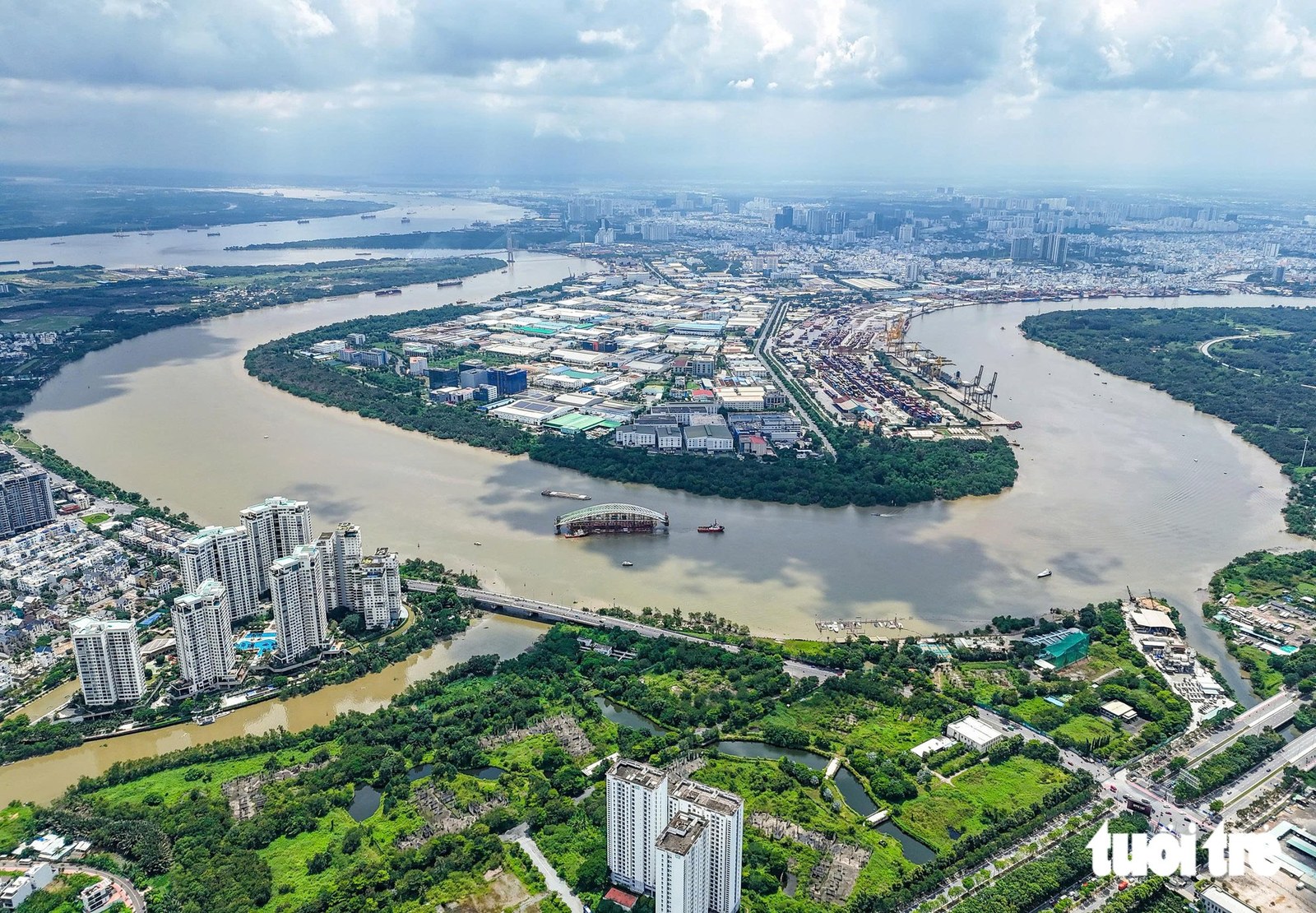 Toàn cảnh sông Sài Gòn và khu Thủ Thiêm, TP.HCM nhìn từ trên cao